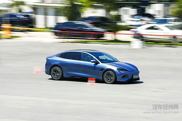 媒体试驾体验多款比亚迪新能源汽车