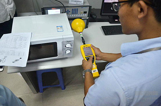 一辆电动出租车是怎样炼成的？深圳“的哥的姐”探营比亚迪