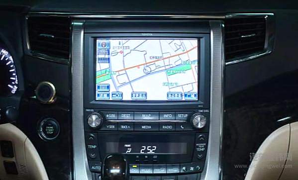 汽车中控屏进化史：从边缘走向核心