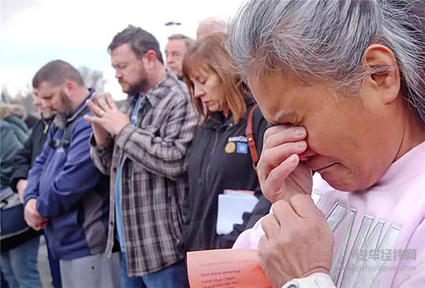 通用洛兹敦工厂的工人掩面哭泣