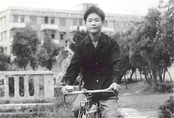 被“人民日报”点赞，起底汽车圈大佬的风雨四十载