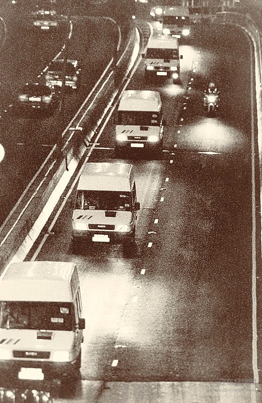 1997年7月1日，IVECO汽车随驻港部队跨越罗湖桥