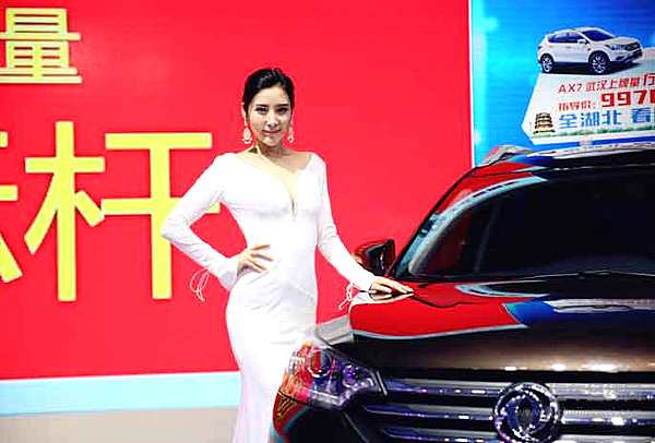 武汉车展“名模助阵” 谁会让你“心跳加速”？