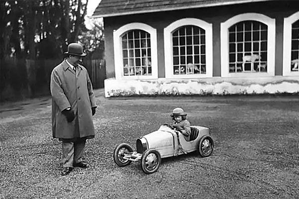 果然是别人家的童年！坐迈凯伦开布加迪……