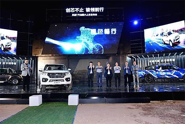 从左至右：国家信息中心商用车市场研究高级分析师廖琨、中国汽车流通协会副秘书长罗磊、长城皮卡品牌总监张昊保、全国乘用车市场信息联席会秘书长崔东树、长城皮卡销售总监杨旭、资深媒体人吴佩共同启动“蓝风体验营”活动