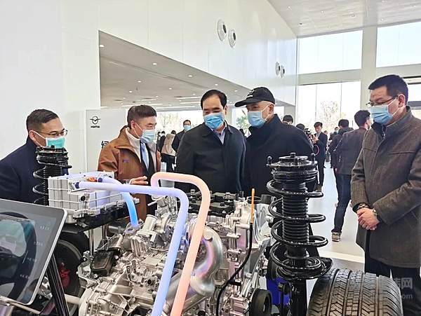 张会文为樊福太（左三）、刘延龄（右一）介绍海马深蓝插电混动平台