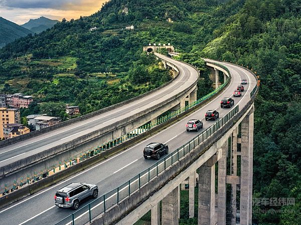 华为系越野车内卷 猛士M817与豹8谁更强？