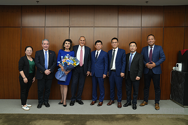 施雅德大使一行在魏建军董事长陪同下参观长城汽车