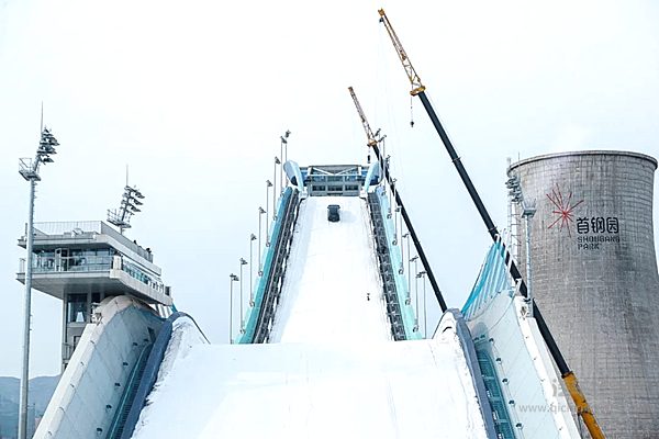 打破奥迪纪录！全新星纪元ET增程四驱全球首次37.82°冲坡挑战成功！