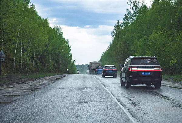 在这开车会惭愧？最霸气SUV遇见20年前的自己！