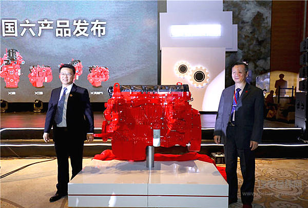 中国物流学会副会长、物流商用车网首席顾问恽绵、北京福田康明斯发动机有限公司总经理陈华为福康X12发动机揭幕