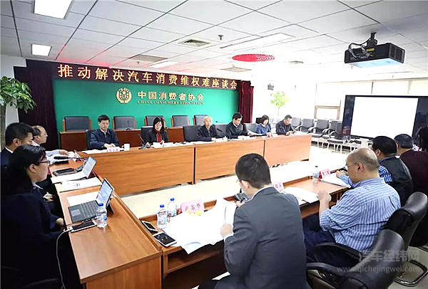 “坐车盖维权”撬动了什么？经销商模式面临“生死”考验？