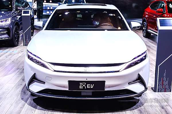 大放异彩 比亚迪汉全新配色展车惊艳上海车展