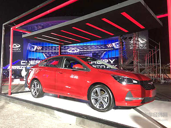 一个像徐铮 一个像沈腾 奇瑞的“双之星”有点严肃~