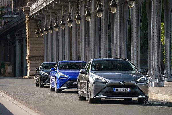 以丰田为首的日系车企要集体换道电动车了吗？！