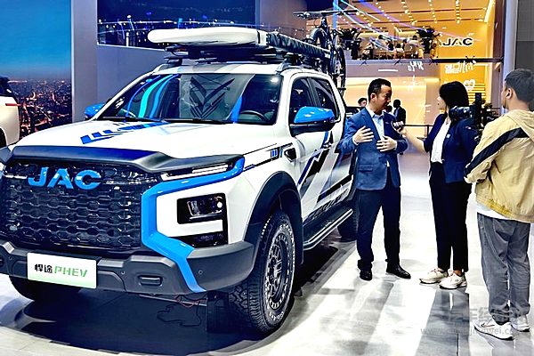 300多位国际友人挤爆展台！中国混动皮卡惊现国际打卡潮