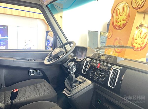 依维柯得意的驾驶座