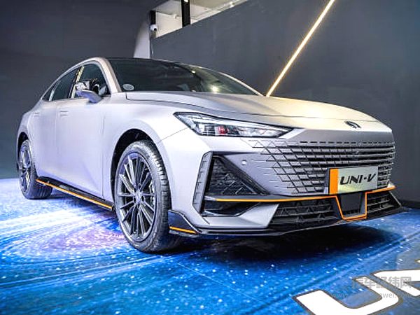 国产运动型轿车二选一 长安UNI-V和传祺影豹谁更有吸引力