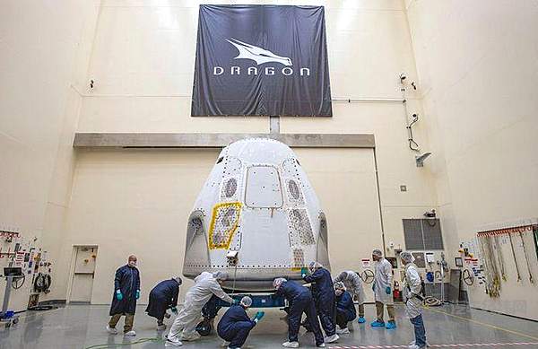 龙飞船机组人员与NASA宇航员共同工作