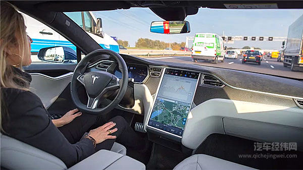 我怀疑萨博在开飞机，但我没有证据！