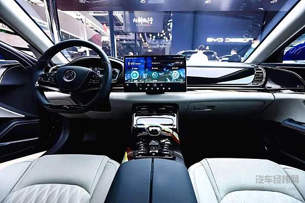 大放异彩 比亚迪汉全新配色展车惊艳上海车展