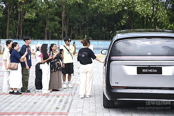 北外国际师生走进理想汽车 感受中国新能源汽车的魅力