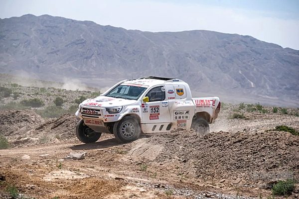 穿越沙漠极速飞驰 江淮皮卡闪耀2024环塔拉力赛