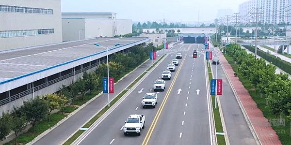 驭势科技无人车在长城园区运送货物