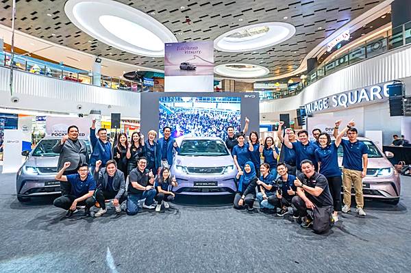 比亚迪新加坡分公司  　　与合作伙伴Vantage Automotive合照