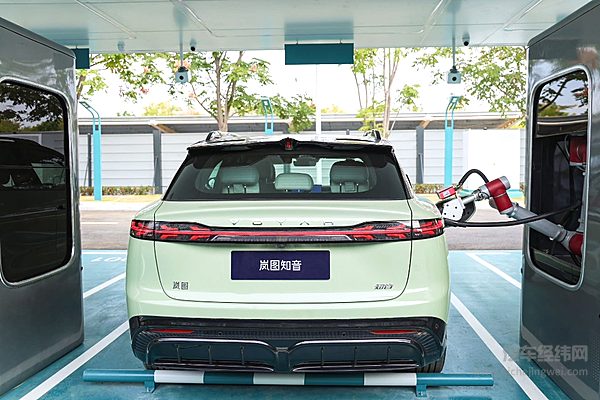 岚图发布超充桩 加速进入全面超充时代？