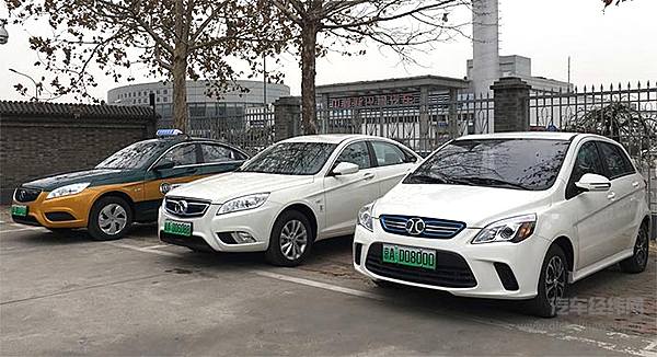北京新能源汽车专用“绿牌”首发  车主拍出”8000”羡煞旁人
