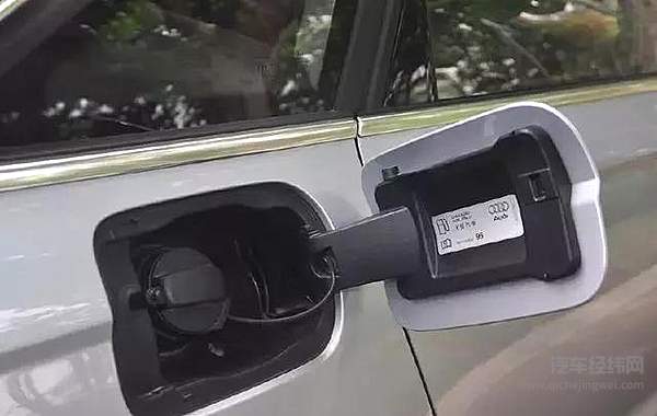 汽车油箱盖竟然能保命 关键时刻派上大用场