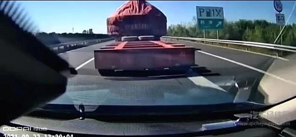 挂车的尾部是一个低矮的平板