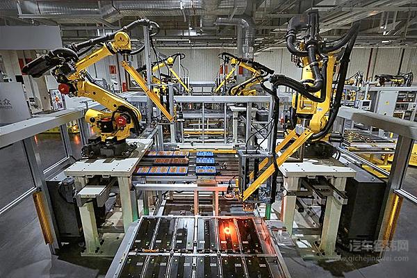 机械臂正在完成电池包组装
