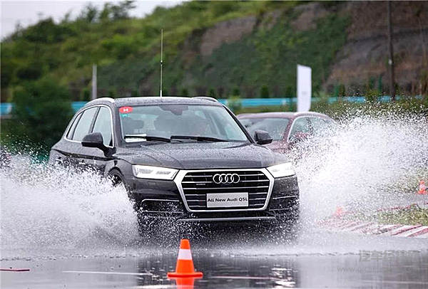 奥迪Q5L开进贵州崖壁 现在的发布会都不走寻常路！