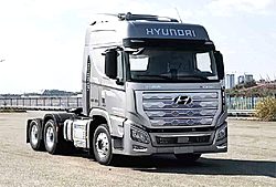 現(xiàn)代商用車新一代創(chuàng)虎 540馬力 6X4 國六重卡牽引車 (采埃孚手自一體變速箱)(高頂)(CHM4250KPQ46T)