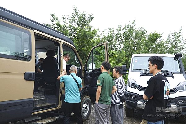 泥泞飞溅中的征服者：依维柯欧霸·山海雨战实录