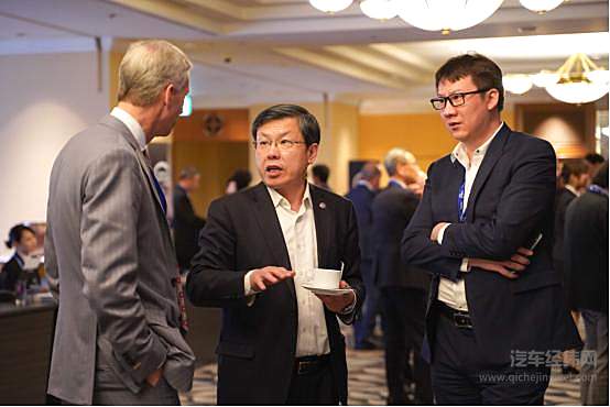 大乘汽车集团有限公司董事长吴潇与世界汽车工程师学会联合会(FISITA)主席、清华大学汽车产业与技术战略研究院院长赵福全、外国汽车专家探讨行业问题