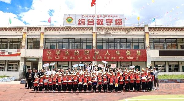 哪吒汽车的哪铁们极致旅行 走进邦达小学