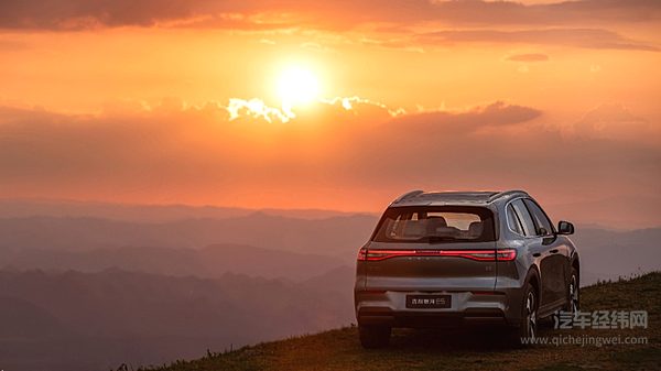 十万元纯电车型买谁更划算？ 风神L7纯电版能否挑战银河E5？