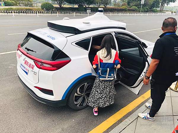 普通市民乘坐体验Robotaxi