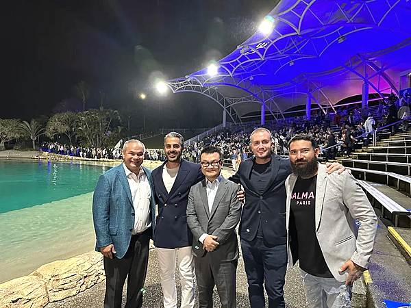 左一布里斯班市长Tom Tate  左三比亚迪澳大利亚分公司总经理尤贇  与澳大利亚合作伙伴EV Direct合影