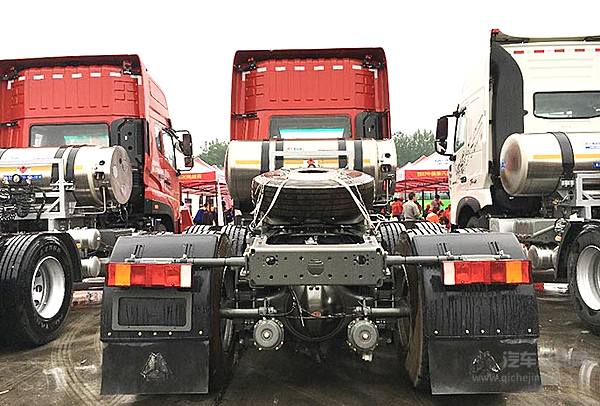 百公里气耗仅21.61公斤！重汽新斯太尔芯动430 LNG牵引车闪耀西安