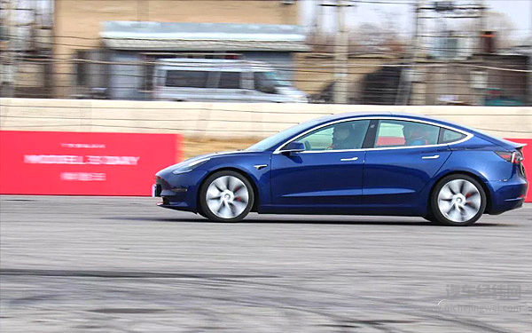 豪华电动车话语权争夺升级，BBA欲“逆袭”特斯拉