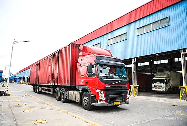 武漢高架橋下冷鏈車(chē)露天分貨 監(jiān)管部門(mén)責(zé)令整改并約談企業(yè)