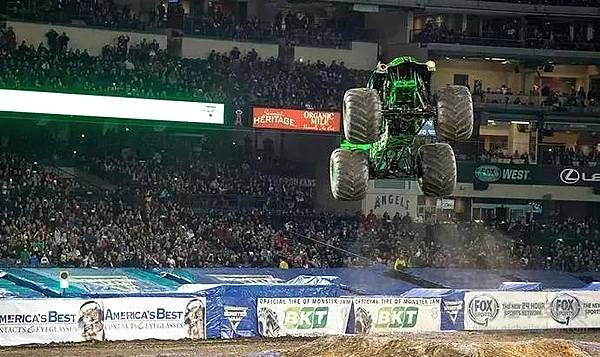 轮胎高1米7，动力上千匹，来看看这些怪兽车有多疯狂