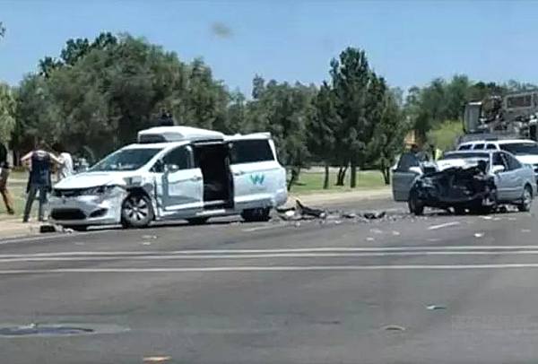 谷歌Waymo自动驾驶车辆又撞了 自动驾驶安全性再遭质疑！