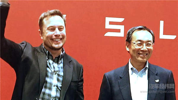 特斯拉创始人马斯克（左）和松下CEO津贺一宏（右）