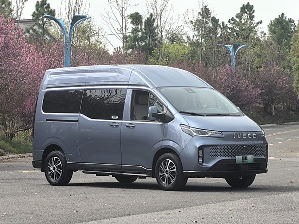 奶爸的“带娃神器”！依维柯聚星 EV：让全家出行幸福感拉满