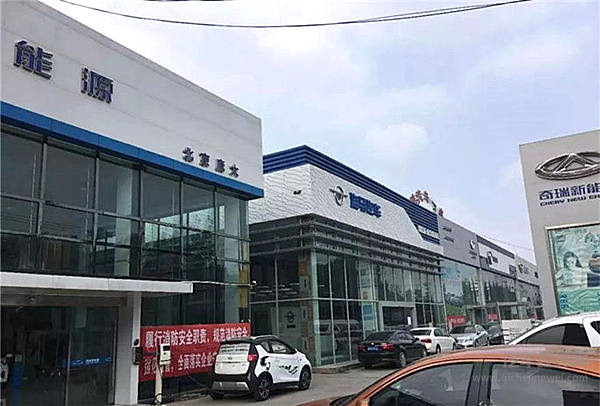 “坐车盖维权”撬动了什么？经销商模式面临“生死”考验？